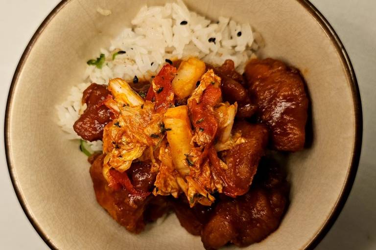 Gochujang Popcorn Chicken with a Spicy
Korean Sauce, Spring Onion and Black Sesame, Steamed Rice and Kimchi